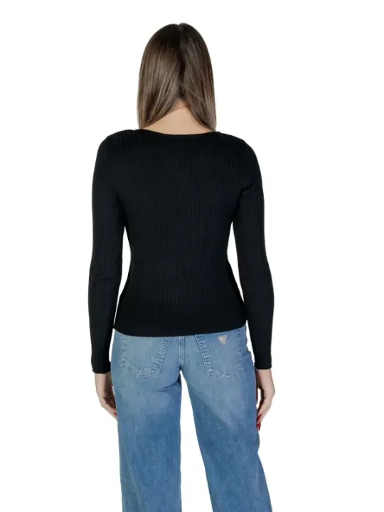 Schwarzes Oberteil, blaue Schlaghose hinten