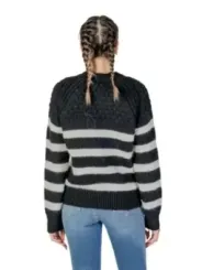 Gestrickter grauer Pullover Jeans Rückenansicht