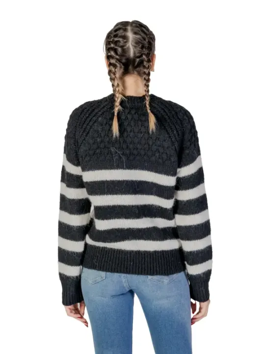 Gestrickter grauer Pullover Jeans Rückenansicht