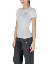 Guess T-Shirt und graue Hose