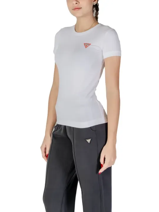 Guess T-Shirt und graue Hose