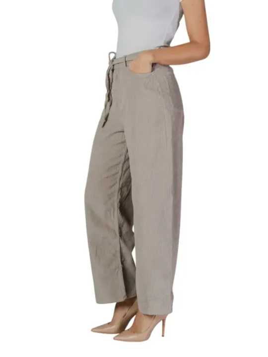 Helle Damenhose mit hohem Bund