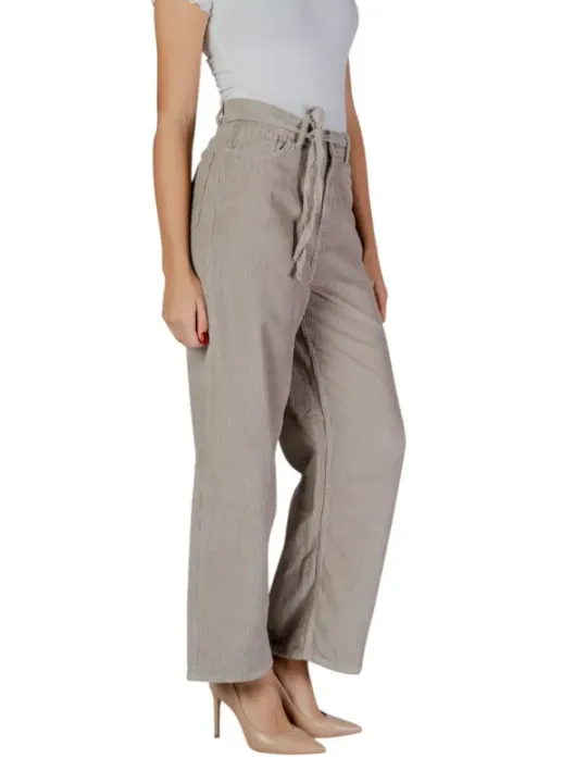 Frau trägt beige Stoffhose und Absätze