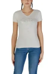 Guess Logo T-Shirt Jeans Outfit