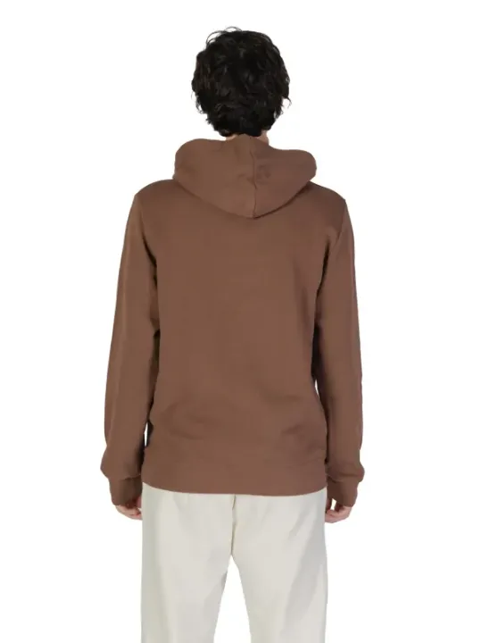 Tan Kapuzenpullover und weiße Hose