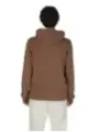 Tan Kapuzenpullover und weiße Hose