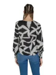 Abstrakte Bluse, Frau von hinten