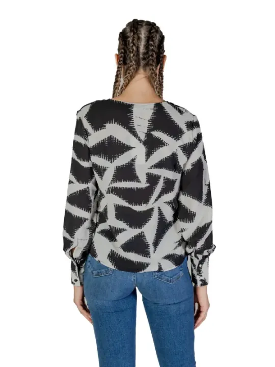 Abstrakte Bluse, Frau von hinten