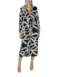 Gemustertes schwarzes und weißes Kleid