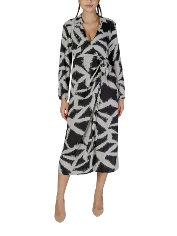 Gemustertes schwarzes und weißes Kleid