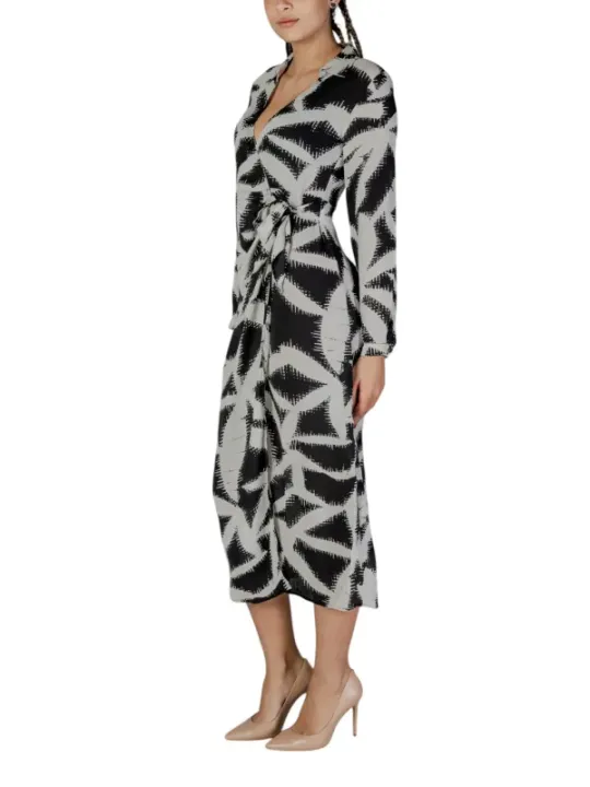 Schwarzes weißes Blattkleid mit Schärpe