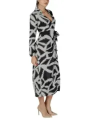 Schwarzes weißes Wickelkleid mit Muster