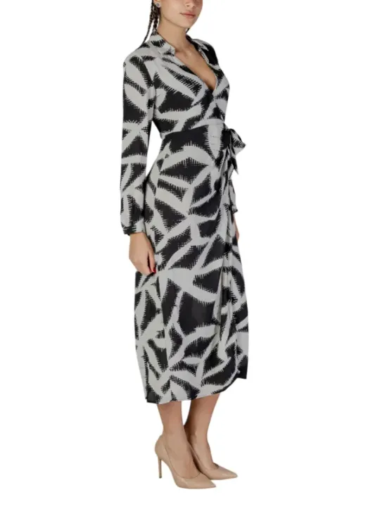 Schwarzes weißes Wickelkleid mit Muster