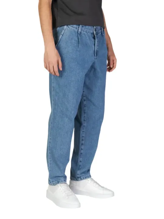 Helle Jeans, schwarzes Shirt, Sneaker