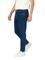 Mann trägt blaue Calvin Klein Jeans