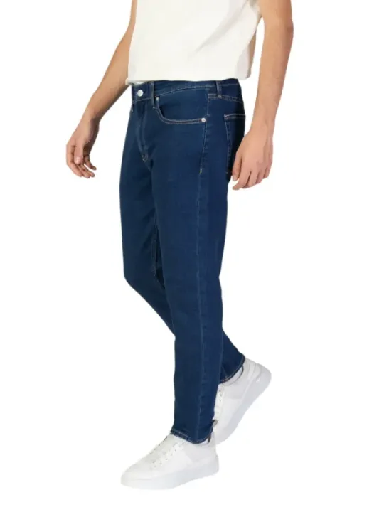 Mann trägt blaue Calvin Klein Jeans
