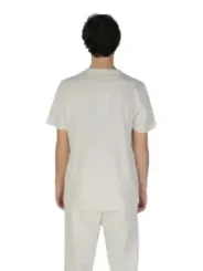 Weißes Schlafanzug-Set, bequem und locker.