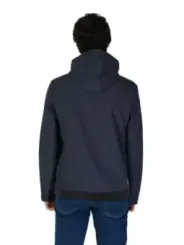 Dunkle Kapuzenjacke auf weißem Hintergrund