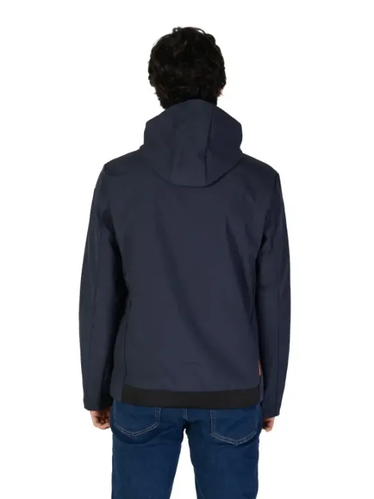 Dunkle Kapuzenjacke auf weißem Hintergrund