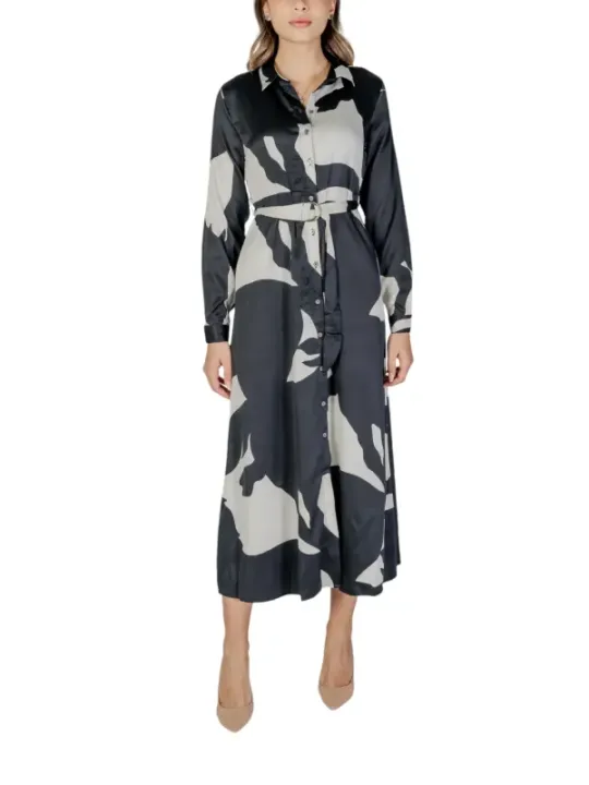 Schwarzes weißes Kleid mit Gürtel