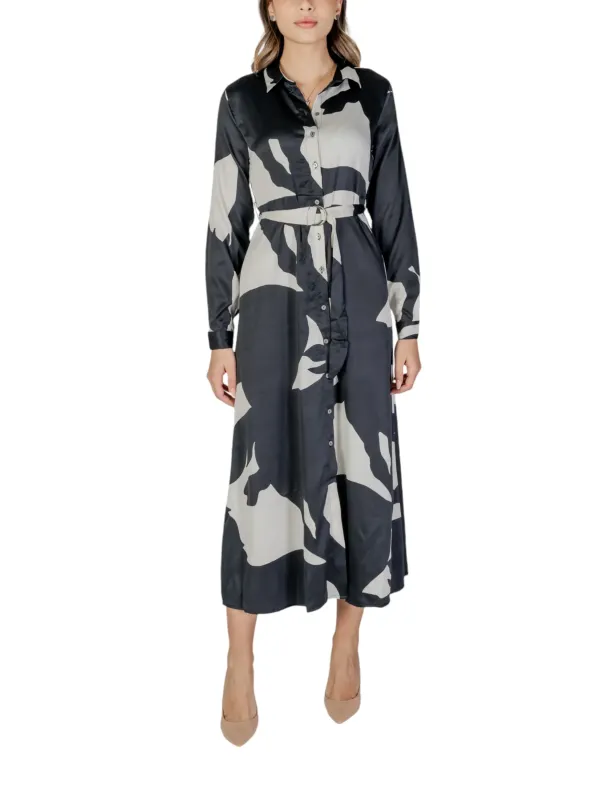 Schwarzes weißes Kleid mit Gürtel