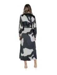 Abstraktes schwarzes Kleid mit Gürtel