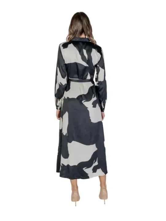 Abstraktes schwarzes Kleid mit Gürtel