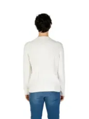 Weißer Pullover mit Jeans