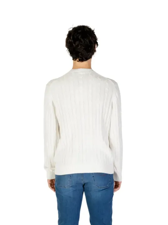 Weißer Pullover mit Jeans