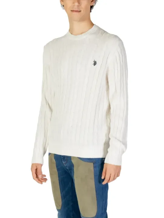 Weißer Pullover mit Jeans