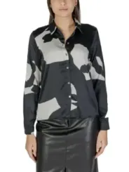 Geometrische Bluse mit Lederrock