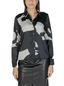 Geometrische Bluse mit Lederrock