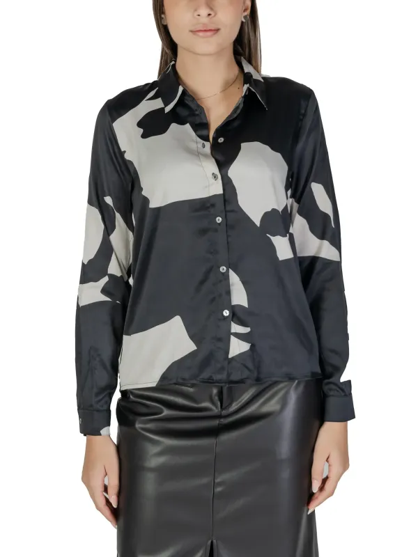 Geometrische Bluse mit Lederrock