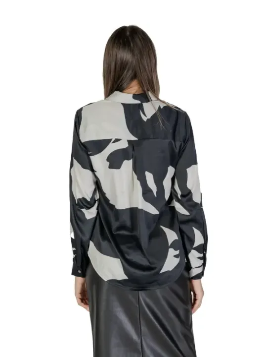 Abstrakte Bluse, schwarzer Rock, Mode