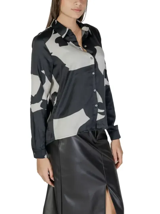 Seidenhemd mit Camouflage-Muster und Rock