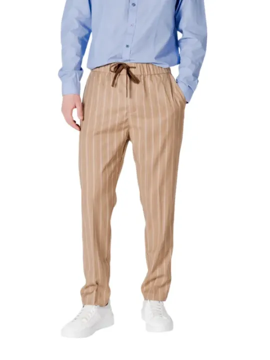 Tan gestreifte gewebte Hose im entspannten Schnitt