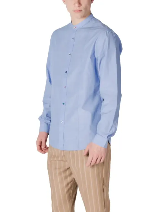 Hellblaues Hemd mit Brusttaschen