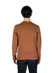 Brauner Pullover Mann Rückansicht