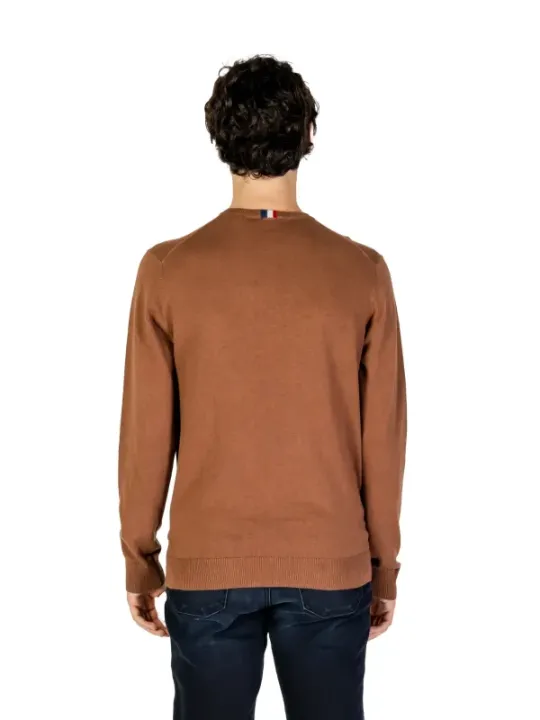 Brauner Pullover Mann Rückansicht