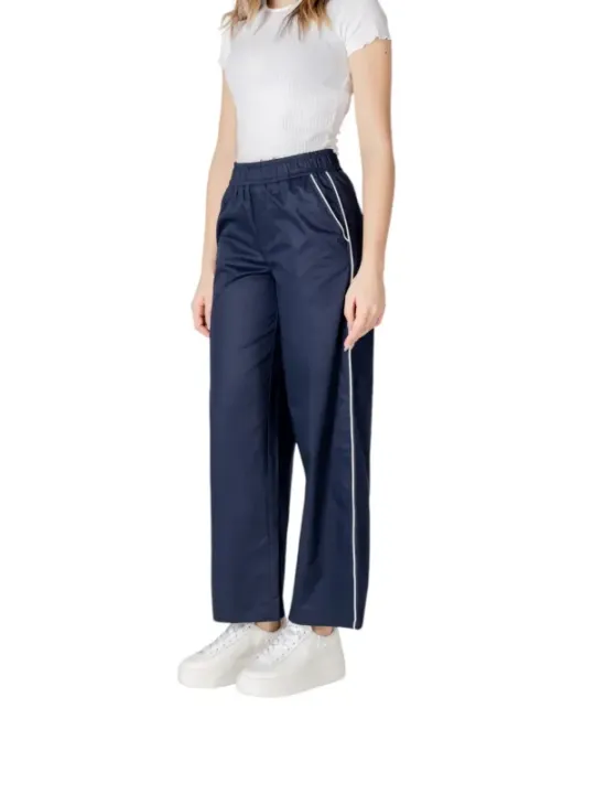 Dunkle Hose mit weißem Streifen