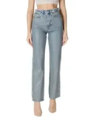 Hoch taillierte blaue Jeans tragen