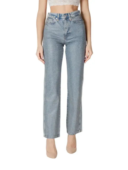 Hoch taillierte blaue Jeans tragen