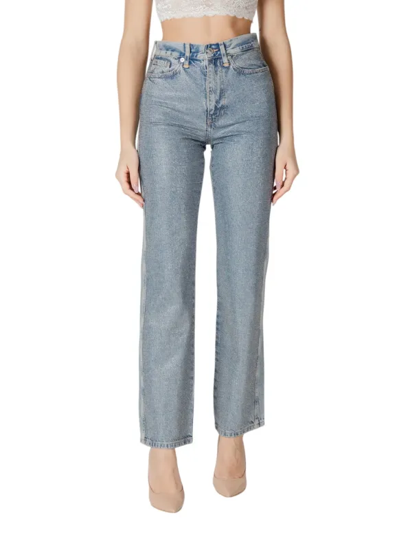 Hoch taillierte blaue Jeans tragen