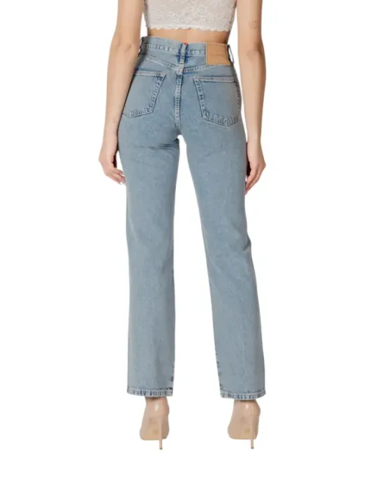 Helle Jeans mit hohen Bund