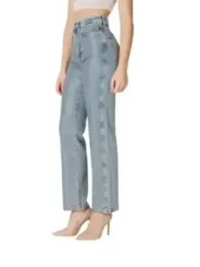 Helle Jeans und hohe Absätze