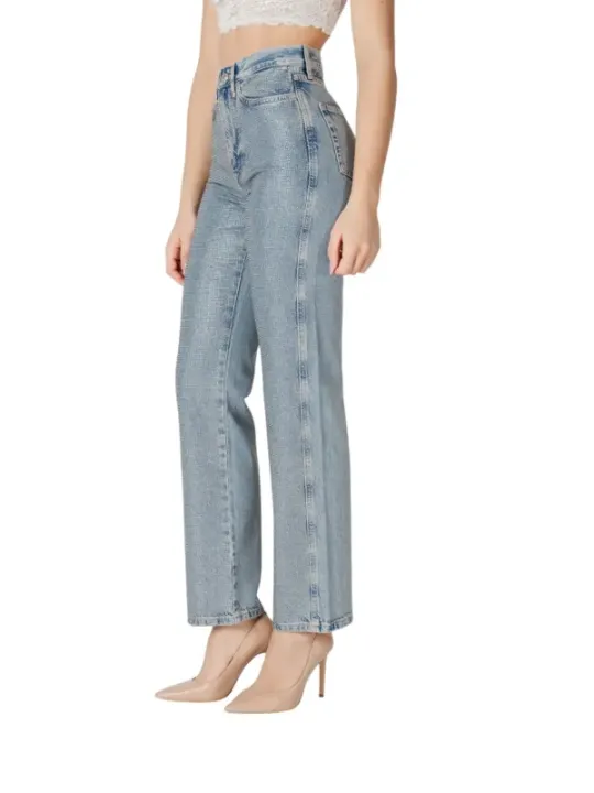 Helle Jeans und hohe Absätze