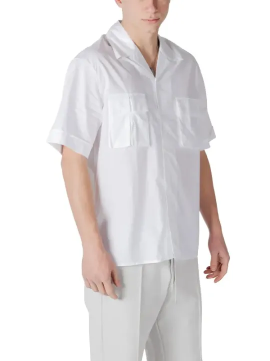 Weißes Herrenhemd mit Brusttaschen