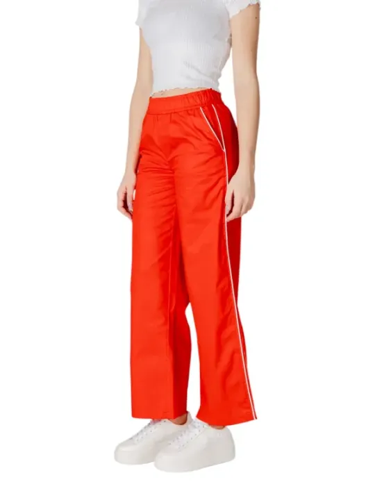 Rote Cropped-Hosen mit Streifen