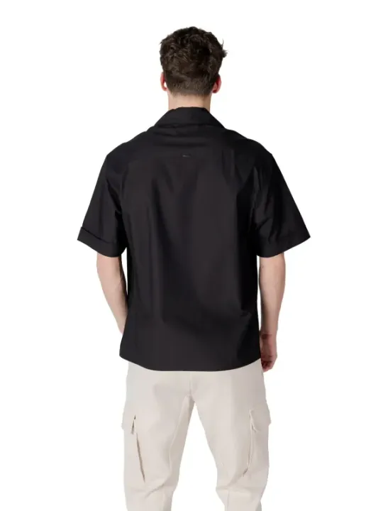 Mann trägt blaues Kurzarmhemd