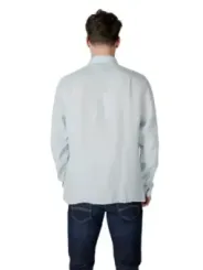 Hellblaues Hemd, leichter Stoff, Rückenansicht